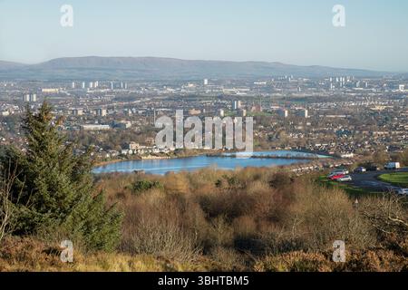 Vue depuis Gleniffer Braes Country Park, Paisley, Central Scotland.vue expansive sur la ville aux collines lointaines. Banque D'Images