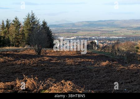 Vue depuis Gleniffer Braes Country Park, Paislry, Strathclyde, Ecosse centrale, donnant sur la conurbation à la campagne lointaine et les collines. Banque D'Images