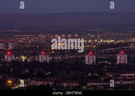 Vue nocturne sur Paisley depuis Gleniffer Braes Country Park, Strathclyde, Écosse. Banque D'Images