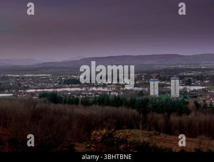 Vue depuis Gleniffer Braes Country Park, surplombant Paisley dans le centre de l'Écosse jusqu'à Campsie Fells et Ben Lomond au-delà. Banque D'Images