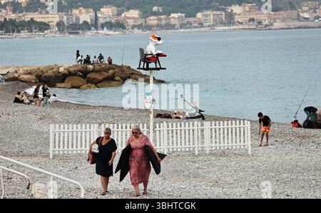 Nice, France. 9 juin 2025. Les gens profitent de leur temps libre au bord de la mer à Nice, France, le 9 juin 2025. L'ONU3 s'est ouverte lundi à Nice, une ville côtière du sud de la France, sous le thème « accélérer l'action et mobiliser tous les acteurs pour conserver et utiliser durablement l'océan ». Crédit : Gao Jing/Xinhua/Alamy Live News Banque D'Images