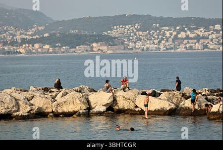 Nice, France. 9 juin 2025. Les gens profitent de leur temps libre au bord de la mer à Nice, France, le 9 juin 2025. L'ONU3 s'est ouverte lundi à Nice, une ville côtière du sud de la France, sous le thème « accélérer l'action et mobiliser tous les acteurs pour conserver et utiliser durablement l'océan ». Crédit : Gao Jing/Xinhua/Alamy Live News Banque D'Images
