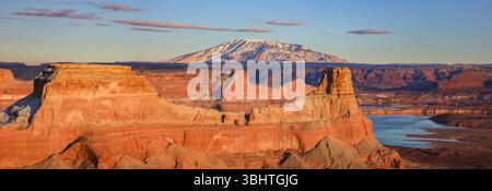 S'élevant au-dessus de la butte de tir au lac Powell est enneigée Navajo Mountain. Capturé juste avant un coucher de soleil d'hiver depuis le pittoresque Overlook Alstrom point. Banque D'Images