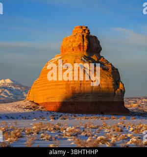 Couchers de soleil, la douce lumière hivernale illumine Church Rock et les montagnes de la Sal couvertes de neige au sud de Moab, Utah. Banque D'Images