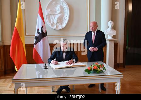Berlin, Allemagne. 11 juin 2025. Les maires de Prague et de Berlin, Bohuslav Svoboda et Kai Wegner se sont rencontrés à l’occasion du 30e anniversaire du partenariat entre les capitales tchèque et allemande. Le maire de Prague, Bohuslav Svoboda (à gauche), signe le Livre d'or de la ville de Berlin à l'hôtel de ville rouge, en Allemagne, le 11 juin 2025. Crédit : Jaromir Mrhal/CTK photo/Alamy Live News Banque D'Images