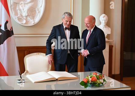 Berlin, Allemagne. 11 juin 2025. Les maires de Prague et de Berlin, Bohuslav Svoboda et Kai Wegner se sont rencontrés à l’occasion du 30e anniversaire du partenariat entre les capitales tchèque et allemande. Le maire de Prague, Bohuslav Svoboda (à gauche), signe le Livre d'or de la ville de Berlin à l'hôtel de ville rouge, en Allemagne, le 11 juin 2025. Crédit : Jaromir Mrhal/CTK photo/Alamy Live News Banque D'Images