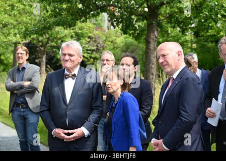 Berlin, Allemagne. 11 juin 2025. Les maires de Prague et de Berlin, Bohuslav Svoboda (2ème à gauche) et Kai Wegner (à droite) se sont rencontrés à l'occasion du 30ème anniversaire du partenariat entre les capitales tchèque et allemande à Comenius Gsarden à Berlin, Allemagne, le 11 juin 2025. Crédit : Jaromir Mrhal/CTK photo/Alamy Live News Banque D'Images
