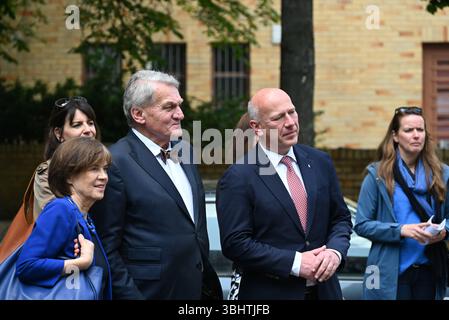 Berlin, Allemagne. 11 juin 2025. Les maires de Prague et de Berlin, Bohuslav Svoboda (2ème à gauche) et Kai Wegner (2ème à droite) se sont rencontrés à l'occasion du 30ème anniversaire du partenariat entre les capitales tchèque et allemande à Berlin, Allemagne, le 11 juin 2025. Crédit : Jaromir Mrhal/CTK photo/Alamy Live News Banque D'Images