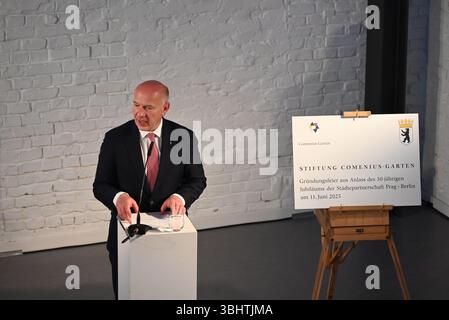 Berlin, Allemagne. 11 juin 2025. Le maire de Berlin, Kai Wegner, prend la parole lors de la célébration de la fondation nouvellement créée qui s’occupera du jardin Comenius à Berlin, en Allemagne, le 11 juin 2025. Crédit : Jaromir Mrhal/CTK photo/Alamy Live News Banque D'Images