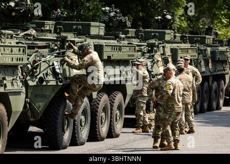 Washington, États-Unis. 11 juin 2025. Les soldats AMÉRICAINS se tiennent à côté des véhicules blindés IAV Stryker qui sont mis en scène dans le parc West Potomac avant un défilé militaire du 14 juin à Washington, DC, le mercredi 11 juin 2025. Le défilé, qui coïncide avec le 250e anniversaire de l'armée, ainsi que le 79e anniversaire du président Donald Trump, devrait inclure 6 600 soldats, 150 véhicules et 50 avions. Photo de Jim Lo Scalzo/UPI crédit : UPI/Alamy Live News Banque D'Images