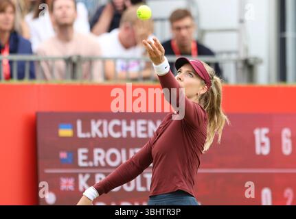 11 juin 2025 ; Championnats HSBC, Queen's Club, West Kensington, Londres, Angleterre : HSBC Womens Championships Queens Club, jour 3 ; Katie Boulter (GBR) sert à Lyudmyla Kichenok (UKR) Banque D'Images