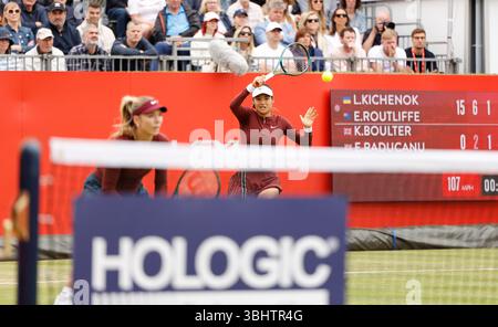 11 juin 2025 ; Championnats HSBC, Queen's Club, West Kensington, Londres, Angleterre : HSBC Womens Championships Queens Club, jour 3 ; Emma Raducanu (GBR) revient servir d'Erin Routliffe (AUS) Banque D'Images