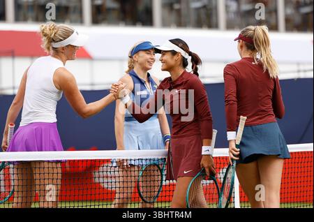 11 juin 2025 ; Championnats HSBC, Queen's Club, West Kensington, Londres, Angleterre : HSBC Womens Championships Queens Club, jour 3, les gagnants Kichenok et Routliffe se serrent la main de Boulter et Raducanu après le match Banque D'Images