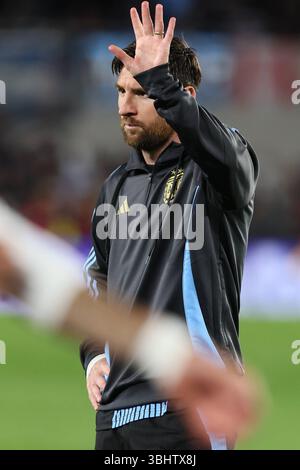 L'attaquant de l'équipe nationale Argentine, Lionel Messi, fait vibrer les fans lors de l'échauffement avant le match de qualification sud-américain entre l'Argentine et la Colombie pour la Coupe du monde de football 2026 au stade Monumental de Buenos Aires le 10 juin 2025 BUENOS AIRES ARGENTINA Copyright : xALEJANDROxPAGNIx Banque D'Images