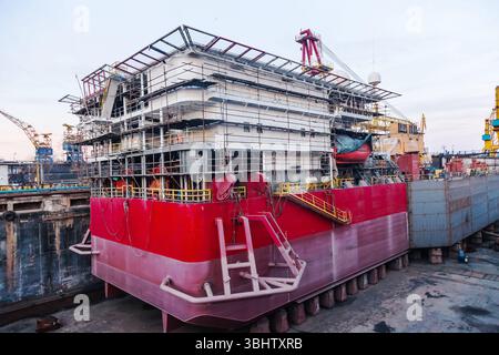 Construction de la coque d'un nouveau navire en cale sèche au chantier naval de Constanta, Roumanie. Banque D'Images