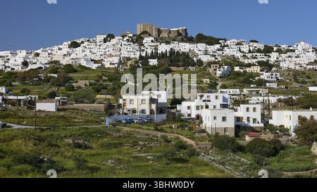Maisons méditerranéennes blanchies à la chaux sur une colline, couronnées par une ancienne forteresse, monastère de Saint Jean le théologien, monastère de Saint Jean le théologien, Worl Banque D'Images