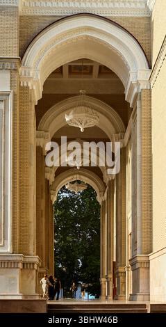 Grand portique du théâtre Alisher Navoi avec des colonnes et des plafonds voûtés ornés d'ornements complexes. Tachkent. Juin 2025 Banque D'Images