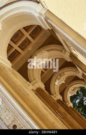 Grand portique du théâtre Alisher Navoi avec des colonnes et des plafonds voûtés ornés d'ornements complexes. Tachkent. Juin 2025 Banque D'Images