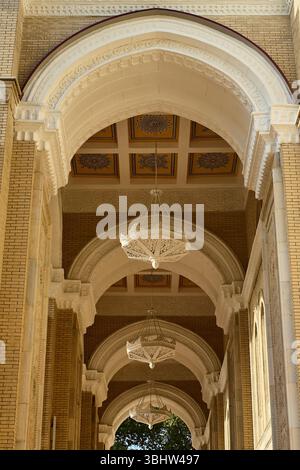 Grand portique du théâtre Alisher Navoi avec des colonnes et des plafonds voûtés ornés d'ornements complexes. Tachkent. Juin 2025 Banque D'Images