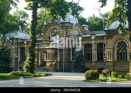 Palais historique du Prince Nicolas Konstantinovitch Romanov à Tachkent, entouré de verdure. Juin 2025 Banque D'Images