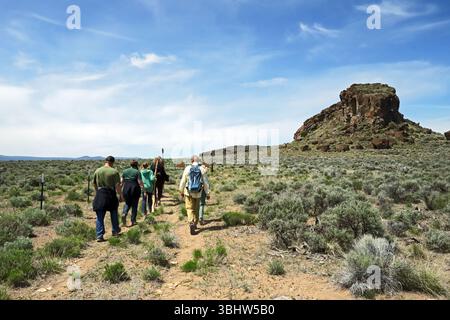 Les randonneurs en route vers l'entrée de Fort Rock Cave, anciennement connue sous le nom de Cow Cave, un site archéologique de l'Oregon dans lequel 75 paires de sandales ont fou Banque D'Images