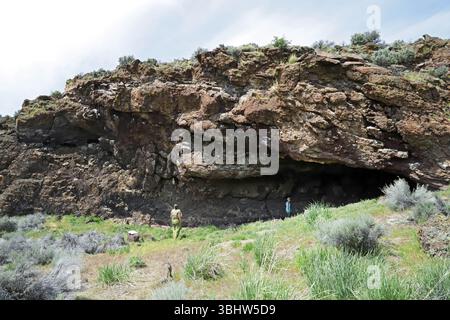 L'entrée de Fort Rock Cave, anciennement connue sous le nom de Cow Cave, un site archéologique de l'Oregon dans lequel 75 paires de sandales faites de corde d'araignée, Banque D'Images