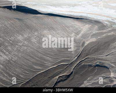 Vue aérienne d'un champ volcanique dans la plate saline d'Antofalla, Puna de Atacama, Catamarca, Argentine. Banque D'Images