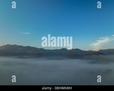 Vue aérienne paysage lever de soleil au-dessus de la mer de brume. Nichée au milieu de la beauté intacte de la province de Tak, la cascade de Thi Lo Su se dresse comme un caché Banque D'Images