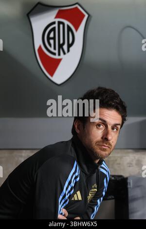 L'entraîneur adjoint de l'équipe nationale Argentine et ancien joueur de River plates Pablo Aimar est vu sur le banc avant le match de qualification sud-américain entre l'Argentine et la Colombie pour la Coupe du monde de la FIFA 2026 au stade Monumental de Buenos Aires le 10 juin 2025 BUENOS AIRES ARGENTINE. Droit d'auteur : xALEJANDROxPAGNIx Banque D'Images