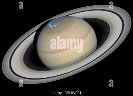 Les magnifiques anneaux de Saturne et les aurores polaires vibrantes. Banque D'Images