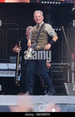 Berlin, Allemagne. 11 juin 2025. Bruce Springsteen et le E Street Band jouent au stade olympique pour la tournée européenne 2025. Crédit : Annette Riedl/dpa/Alamy Live News Banque D'Images