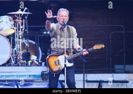 Berlin, Allemagne. 11 juin 2025. Bruce Springsteen et le E Street Band jouent au stade olympique pour la tournée européenne 2025. Crédit : Annette Riedl/dpa/Alamy Live News Banque D'Images