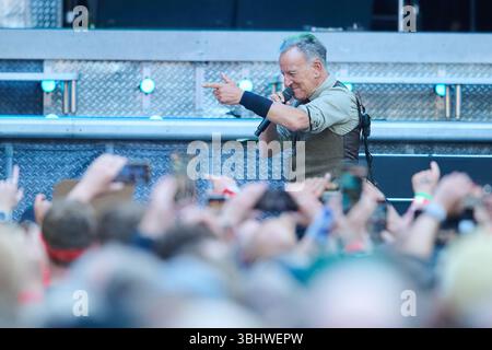 Berlin, Allemagne. 11 juin 2025. Bruce Springsteen et le E Street Band jouent au stade olympique pour la tournée européenne 2025. Crédit : Annette Riedl/dpa/Alamy Live News Banque D'Images