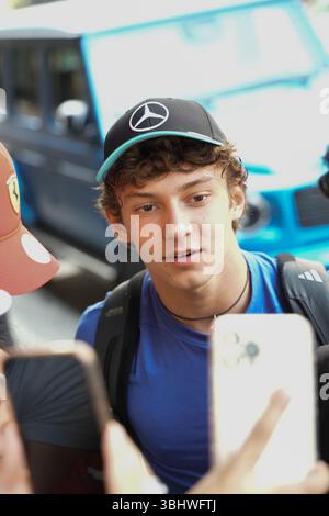 Montréal, Québec, Canada – 11 juin 2025 : Kimi Antonelli, pilote junior Mercedes, est vue entourée de fans au centre-ville de Montréal avant le Grand Prix du Canada. Banque D'Images