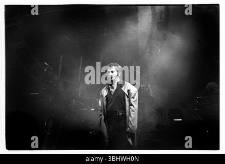 PETER GABRIEL, TÊTE D'AFFICHE DE LA PYRAMID STAGE, GLASTONBURY 94 : Peter Gabriel jouant en live en tant que tête d'affiche de la Pyramid Stage au Glastonbury Festival, en Angleterre, le 26 juin 1994. Photographie : Rob Watkins Banque D'Images