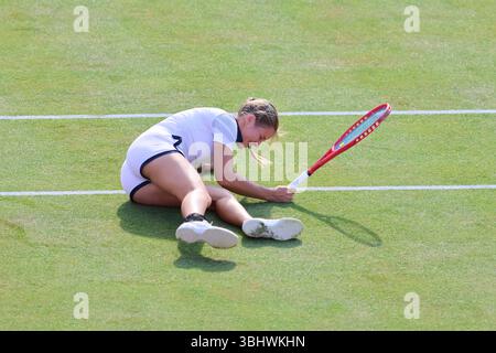 11 juin 2025 ; Championnats HSBC, Queen's Club, West Kensington, Londres, Angleterre : HSBC Womens Championships Queens Club, jour 3 ; Anastasia Zakharova glisse pendant le match contre Madison Keys (USA) Banque D'Images