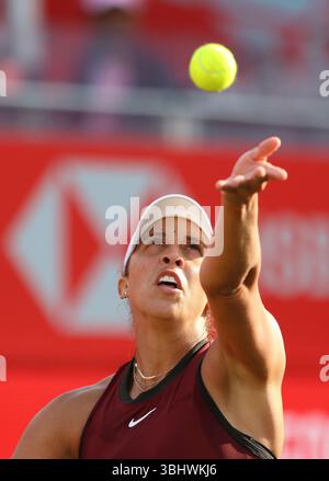 11 juin 2025 ; Championnats HSBC, Queen's Club, West Kensington, Londres, Angleterre : HSBC Womens Championships Queens Club, jour 3 ; Madison Keys (USA) sert à Anastasia Zakharova Banque D'Images