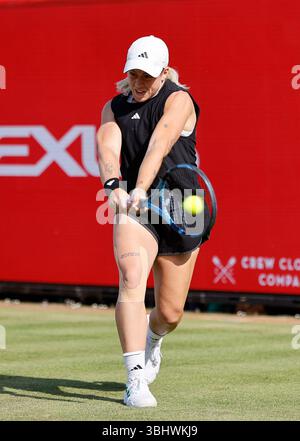 11 juin 2025 ; Championnats HSBC, Queen's Club, West Kensington, Londres, Angleterre : HSBC Womens Championships Queens Club, jour 3 ; Sonay Kartal (GBR) joue un revers contre Amanda Anisimova (USA) Banque D'Images