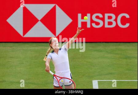 11 juin 2025 ; Championnats HSBC, Queen's Club, West Kensington, Londres, Angleterre : HSBC Womens Championships Queens Club, jour 3 ; Anastasia Zakharova sert à Madison Keys (États-Unis) Banque D'Images