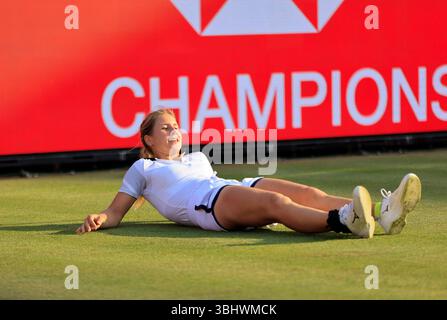 11 juin 2025 ; Championnats HSBC, Queen's Club, West Kensington, Londres, Angleterre : HSBC Womens Championships Queens Club, jour 3 ; Anastasia Zakharova glisse pendant le match contre Madison Keys (USA) Banque D'Images