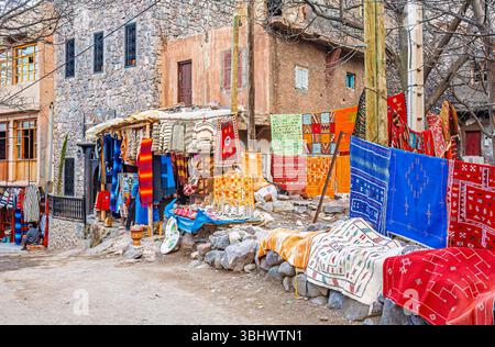 Souvenirs touristiques côté rue à vendre dans la rue principale du village Imlil dans le parc national Toubkal dans les montagnes du Haut Atlas, Maroc, Afrique du Nord Banque D'Images