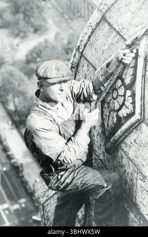 Un homme descendant une corde en haut de la citadelle de l'American Insurance Union à Columbus Ohio pendant sa construction. Banque D'Images