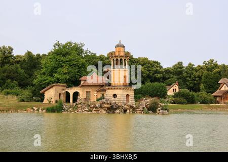 Le Hameau de la Reine est une retraite rustique dans le parc du château de Versailles construit pour Marie-Antoinette en 1783 près du petit Trianon dans les Yvelines Banque D'Images