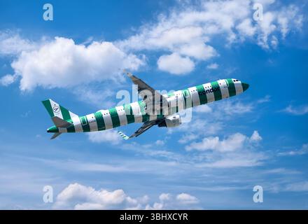 Francfort, Allemagne, 11. juin 2025- Condor Airbus A330neo mit auffälligem Streifendesign beim Abflug in den blauen Himmel über Europa Banque D'Images
