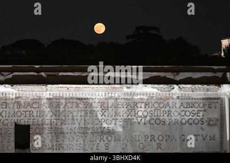 Rome, Italie. 11 juin 2025. Une pleine lune est photographiée avec le Forum impérial à Rome, Italie, le 11 juin 2025. Crédit : Alberto Lingria/Xinhua/Alamy Live News Banque D'Images