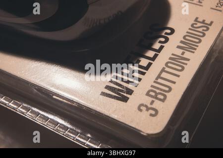 Souris sans fil à trois boutons, détails de l'emballage en plastique de la souris d'ordinateur. Banque D'Images