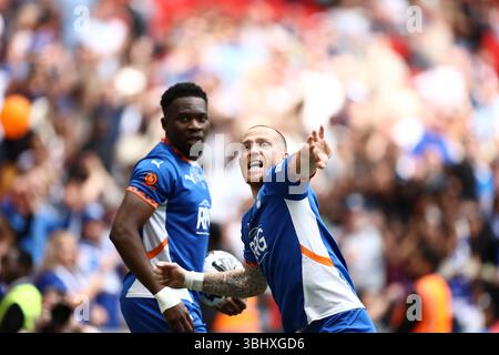- Joe Garner Celbrate pendant, Oldham-v-Southend, finale de la Ligue nationale , Wembley Stadium Londres, Royaume-Uni - 6 juin 2025. C) Darren Banque D'Images