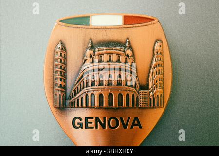 Cacak, Serbie - 10 juin 2025 : détail du souvenir décoratif en métal d'Italie, ville de Gênes. Banque D'Images