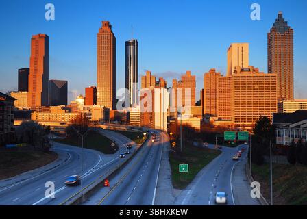 Une autoroute transporte les navetteurs tôt le matin à leur travail à Atlanta, en Géorgie Banque D'Images