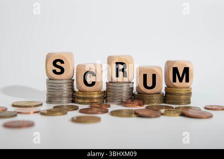 Méthode Scrum Master pour le concept de développement logiciel agile, flèches multicolores pointant vers le mot Scrum au centre du tableau noir de ciment Wal Banque D'Images